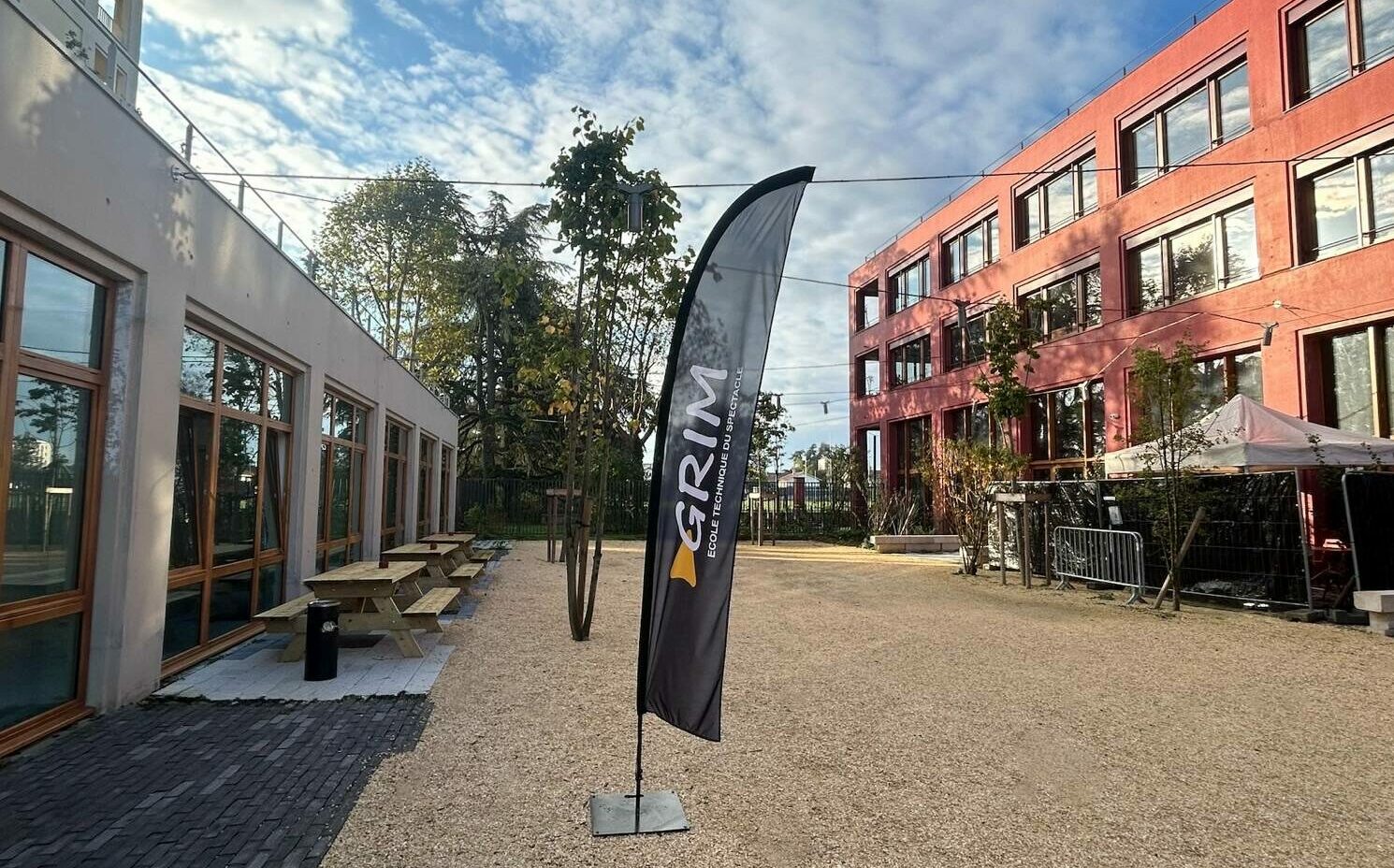 grim edif ecole spectacle